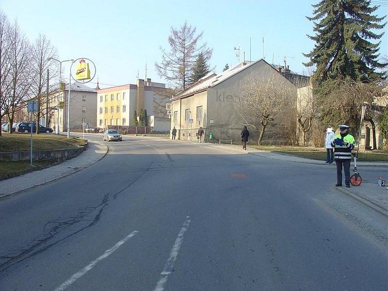 Lehké zranění cyklistky při srážce s osobním autem.