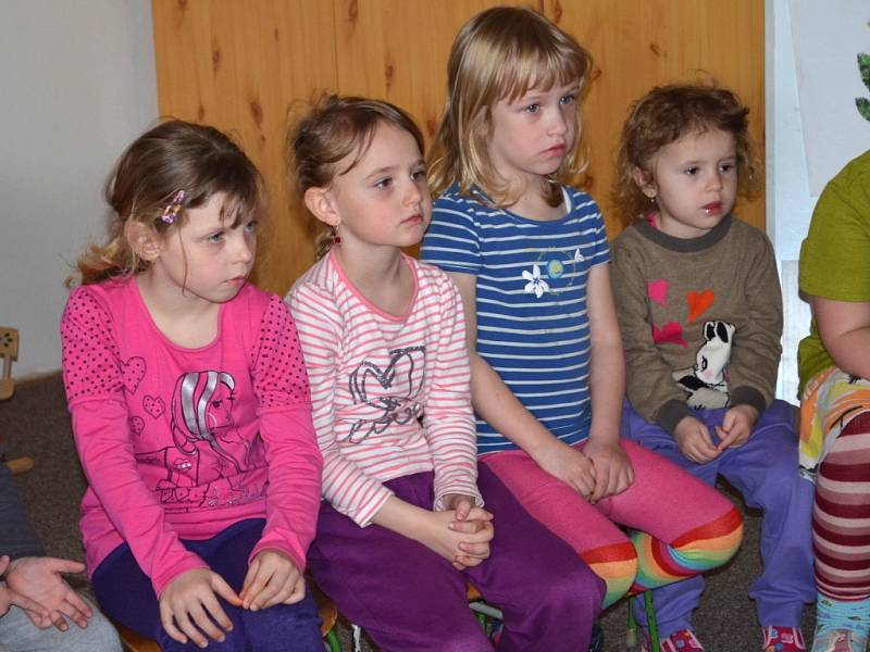 Při společném projektu mateřské školky v Brněnci se zdravotníky ze svitavské nemocnice se děti učí první pomoc. Pacienty jsou jejich plyšáci i panenky.