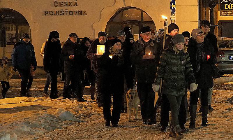 Upálení Jana Palacha si připomněli lidé ve středu večer také v Poličce.