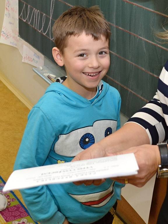  Předávání vysvědčení na Základní škole U Školek se lišilo v mnoha ohledech. Žáci prvních ročníků nejprve absolvovali cestu za vysvědčením, při které si zábavnou formou zopakovali co všechno umí. 