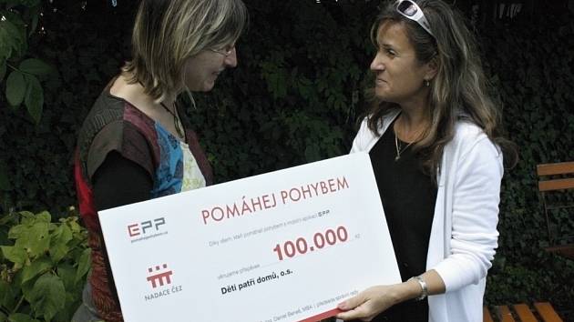 Dagmar Zezulová (vlevo) přijala dar 100 000 korun. Díky nim sdružení Děti patří domů pomůže dvanácti dětem.