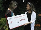 Dagmar Zezulová (vlevo) přijala dar 100 000 korun. Díky nim sdružení Děti patří domů pomůže dvanácti dětem.