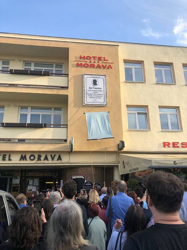 Cimrmani jezdí do Jevíčka už 18 let, na hotelu Morava mají pamětní desku.
