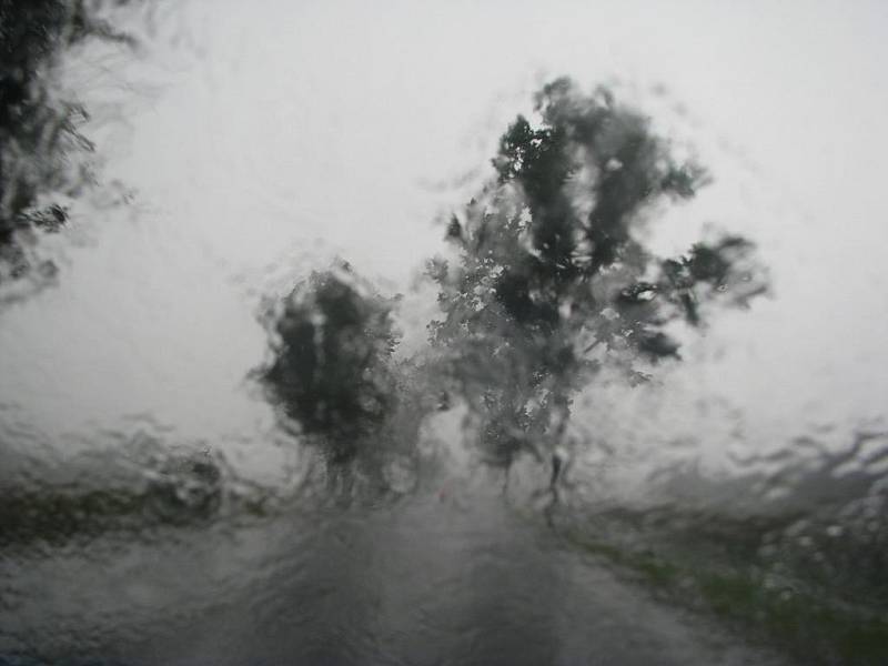 Prudký déšť z pohledu řidiče.