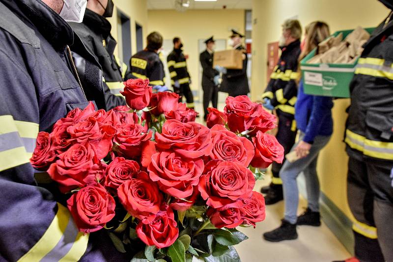 DOBROVOLNÍ HASIČI v neděli přivezli sestřičkám do nemocnice ve Svitavách desítky rudých růží a drobných dárků. Za velké překvapení sklidili potlesk. Foto: Deník/ Iveta Nádvorníková