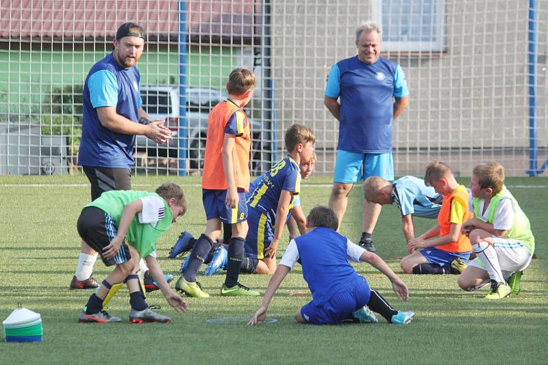 K základním úkolům trenérů mládeže náleží pracovat se svými malými svěřenci tak, aby je fotbal co možná nejvíce bavil a aby se těšili na každý trénink a zápas. Potom má jejich práce smysl.