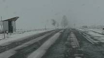 Sníh se nevyhnul ani Litomyšlsku. Takhle vypadala cesta z Litomyšle na Poličku.