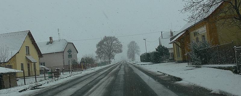Sníh se nevyhnul ani Litomyšlsku. Takhle vypadala cesta z Litomyšle na Poličku.