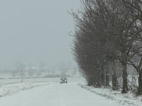 Sníh se nevyhnul ani Litomyšlsku. Takhle vypadala cesta u Dolního Újezdu. 