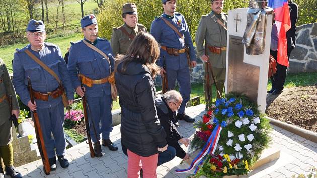 Památník obětem padlým ve Velké válce odhalili 28. října ve Svojanově. Posvětil jej královéhradecký biskup Jan Vokál, který také celebroval mši svatou.  