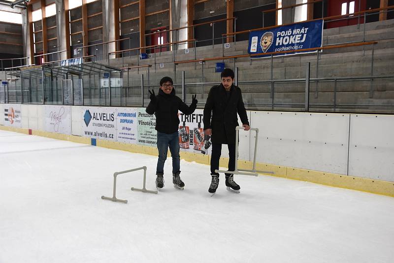 PREMIÉRA NA LEDĚ. Soňa Neugebauerová vzala studenty z Turecka a Pákistánu na led. Mrzli, ale zkoušeli bruslit. Usama (horní snímek) chce jednou zkusit hrát hokej.
