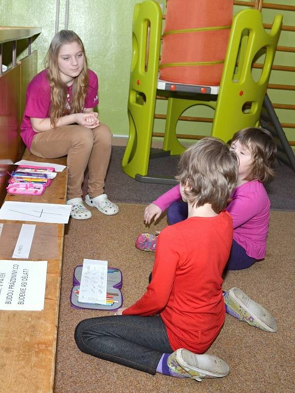  Předávání vysvědčení na Základní škole U Školek se lišilo v mnoha ohledech. Žáci prvních ročníků nejprve absolvovali cestu za vysvědčením, při které si zábavnou formou zopakovali co všechno umí. 