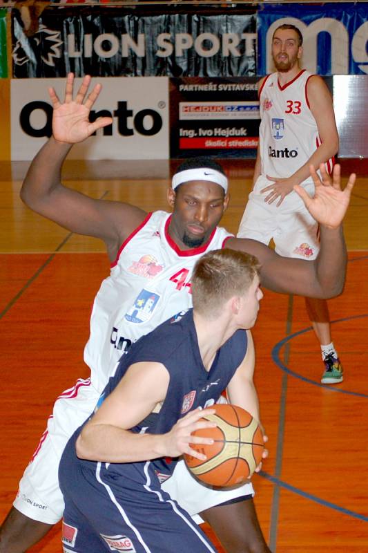 V kleštích kvalitního děčínského soupeře se ocitli svitavští basketbalisté. Pouze třiašedesát bodů bylo na výhru málo.