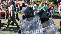 DEN S POLICIÍ A  ARMÁDOU zažili včera  lidé v Budislavi.  Viděli, jak  zasahují policisté  při demonstraci. Vojáci přivezli svoji techniku. Profesionální hasiči předvedli zásah u dopravní nehody a vyproštění zraněného člověka.  