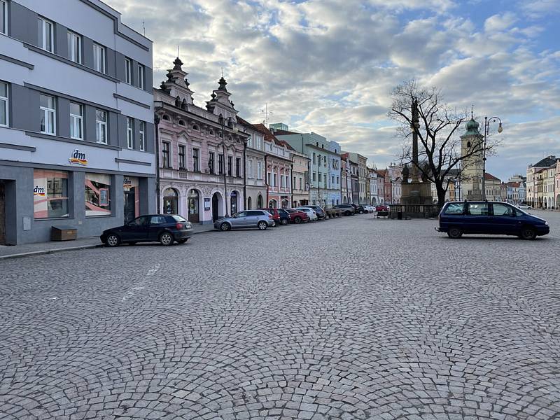 Jindy plná podloubí a ulice Litomyšle zejí o víkendech v Litomyšli prázdnotou. Stejně tak Klášterní zahrady. Podívejte se na "vylidněné" město.