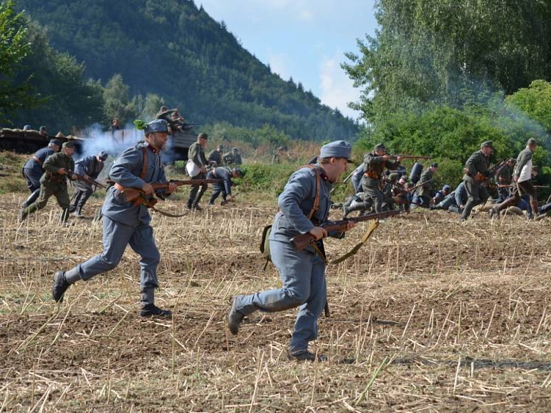 Diváci, kteří přijeli v sobotu do Mladějova,  nepřišli o pořádnou podívanou. Rakušané použili v boji proti Rusům i plamenomet. V lazaretu sténali zranění. Tomu všemu přihlíželi i dámy v dobových róbách. 