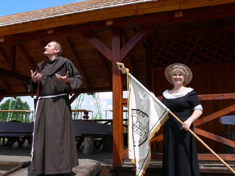 V sobotu na mladějovské úzkokolejce posvětili nový prapor a odjezdovou čekárnu.