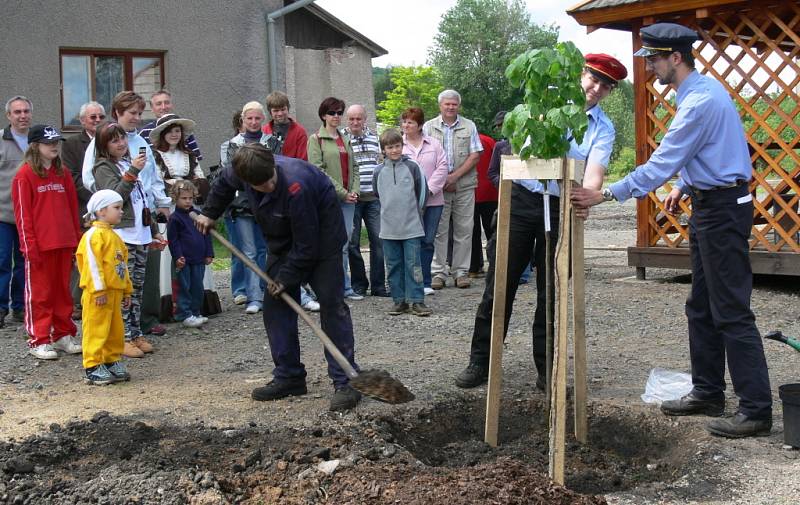 V sobotu na mladějovské úzkokolejce posvětili nový prapor a odjezdovou čekárnu.