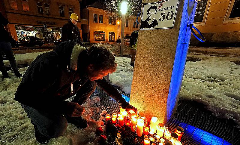 Upálení Jana Palacha si připomněli lidé ve středu večer také v Poličce.