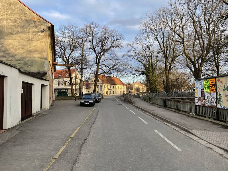 Jindy plná podloubí a ulice Litomyšle zejí o víkendech v Litomyšli prázdnotou. Stejně tak Klášterní zahrady. Podívejte se na "vylidněné" město.