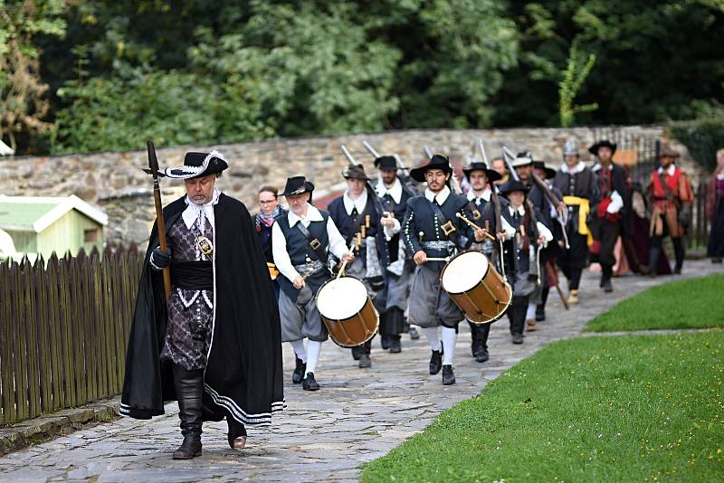 Princezna Arabela neboli herečka Jana Nagyová v sobotu zahájila na hradě Svojanov Třicetiletou válku.