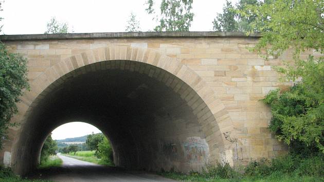 DOKONČENÝ. Most přes silnici Jevíčko – Smolná je obložený pískovcem. 