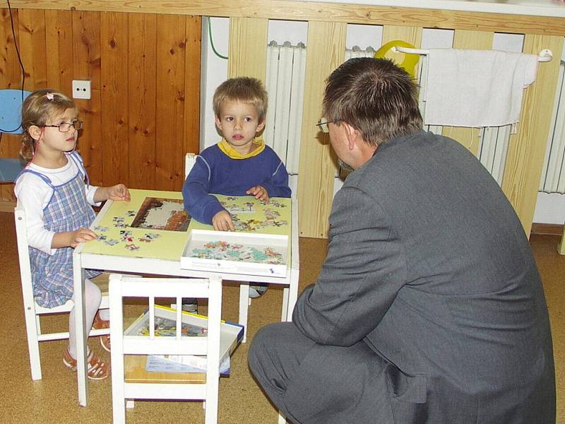 Hejtman Radko Martínek při návštěvě kojeneckého ústavu.