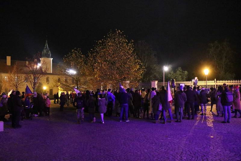 V Litomyšli si lidé připomněli 32.výročí sametové revoluce. Na náměstí Václava Havla se uskutečnilo shromáždění. V kině byl následně promítnut film ATA.