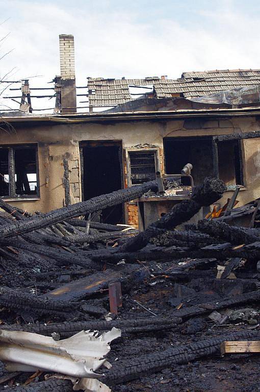 Následky požáru truhlárny v Borové