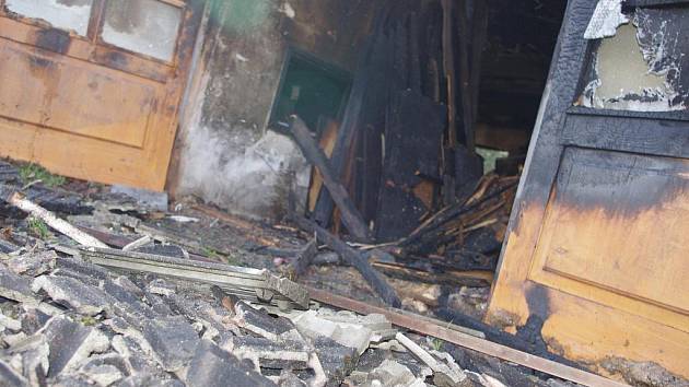 Následky požáru truhlárny v Borové