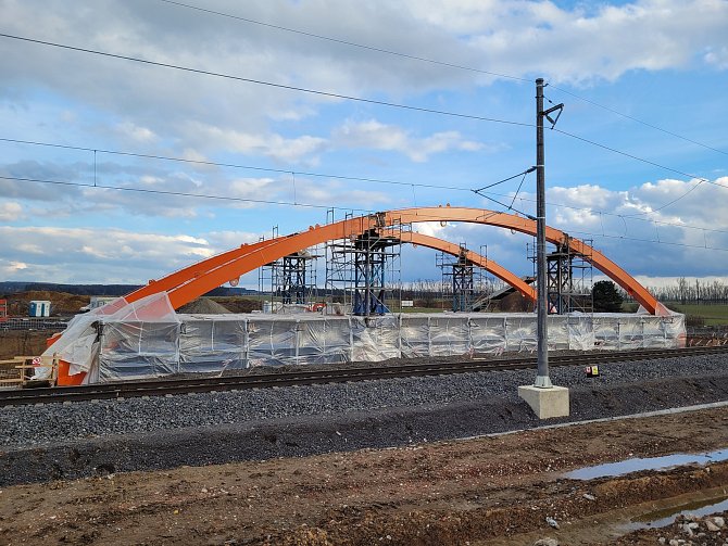 U Svitav jde do finále stavba železničního mostu přes budoucí D35.