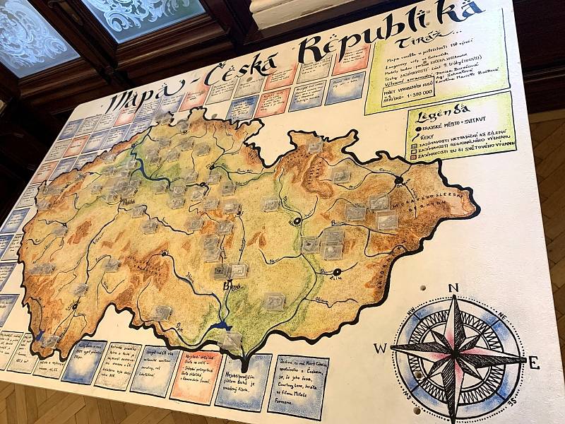 Žáci ze svitavské školy vytvořili unikátní mapu ČR. K vidění je v Langrově vile ve Svitavách.