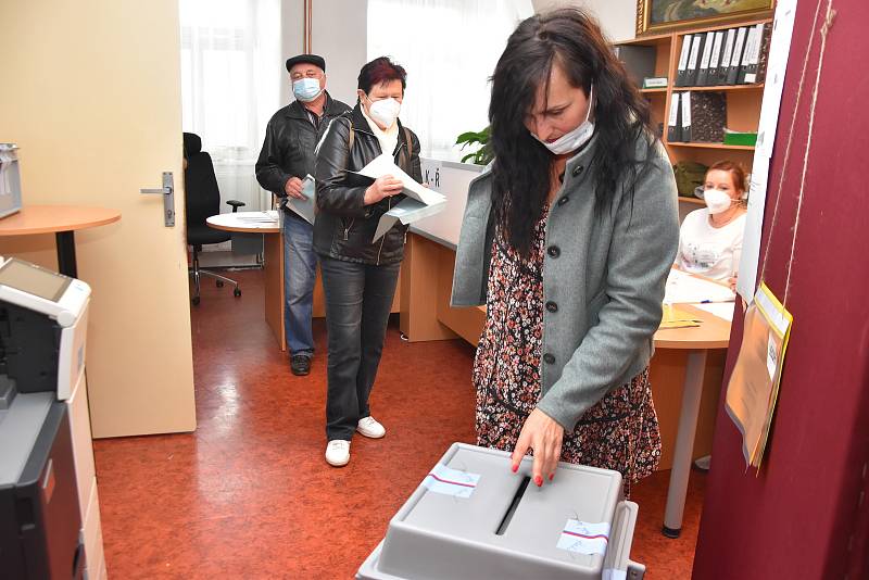 V Poličce se před volební místností na městském úřadu vytvořila už před 14. hodinou menší fronta. Zájem o volby je velký.