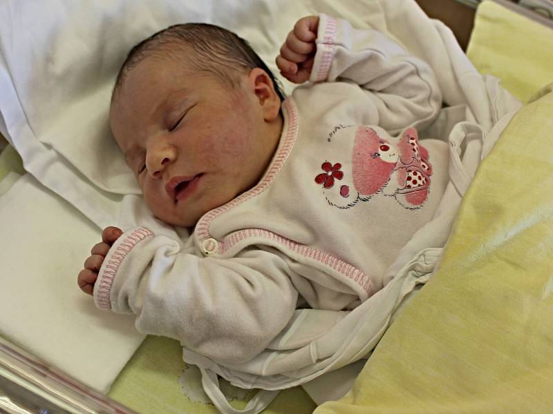 ADÉLA HÁJKOVÁ potěšila rodiče Adélu a Marka z Janova, když 14. dubna v 8.21 hodin přišla na svět. Vážila 3,2 kilogramu a měřila půl metru.