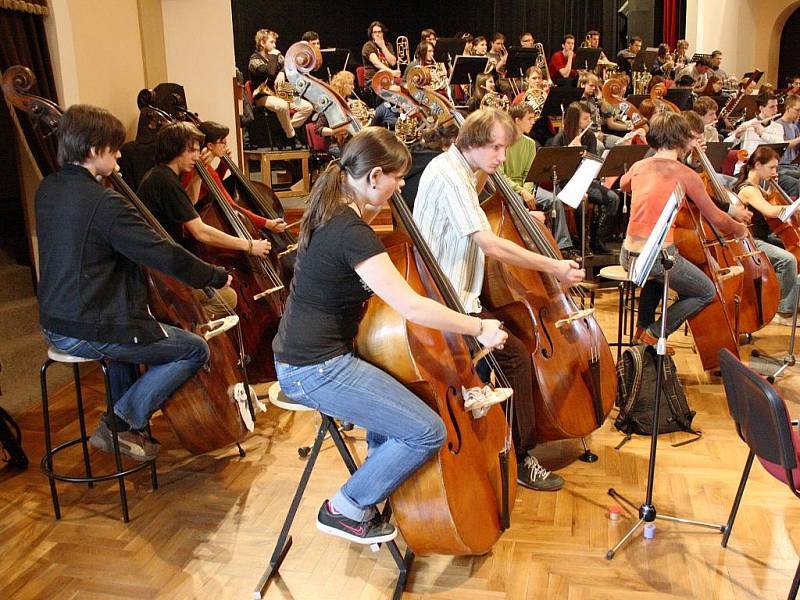Pod taktovkou dirigenta Jiřího Bělohlávka se v Poličce připravuje Symfonický orchestr Pražské konzervatoře. V Tylově domě probíhá tento týden soustředění více jak sto dvaceti mladých hudebníků na zahajovací koncert Pražského jara. 