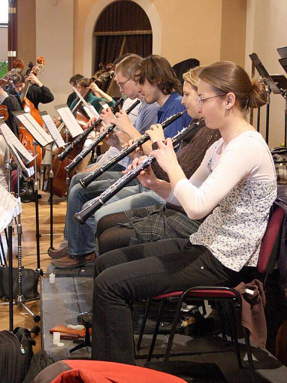 Pod taktovkou dirigenta Jiřího Bělohlávka se v Poličce připravuje Symfonický orchestr Pražské konzervatoře. V Tylově domě probíhá tento týden soustředění více jak sto dvaceti mladých hudebníků na zahajovací koncert Pražského jara. 