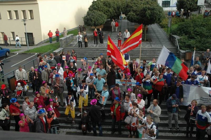 TAK SE SLAVÍ BRONZ! Lidé z Dolního Újezdu  vyrazili na slavnostní vyhlášení výsledků do Luhačovic, kde vytvořili atmosféru hodnou významného sportovního utkání.  Na Moravě a výpravu z Újezdu asi jen tak  nezapomenou. 