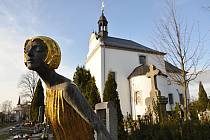 DOMINANTOU HŘBITOVA v Litomyšli s více než třemi tisíci hroby je kostel svaté Anny.