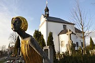 DOMINANTOU HŘBITOVA v Litomyšli s více než třemi tisíci hroby je kostel svaté Anny.