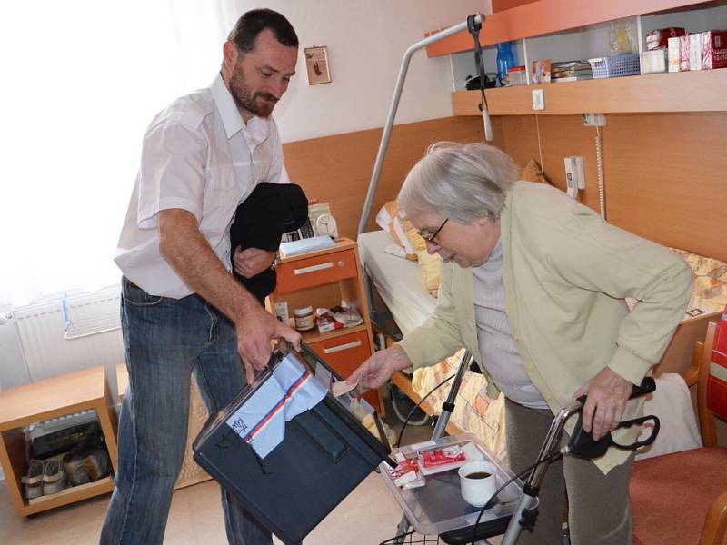 Především starší generace občanů se k volbám staví velice zodpovědně. Pokud jim jejich zdravotní stav nedovolil přijít k volební urně osobně, požádali komisaře, aby přišli za nimi.