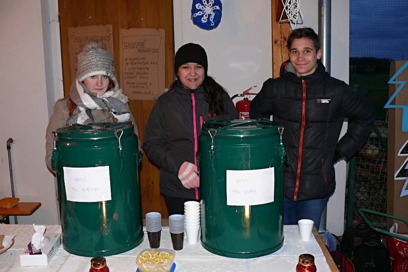 NA ŠKOLNÍ ZAHRADĚ se sešli lidé ve čtvrtek v Morašicích, aby si zkrátili čekání na Vánoce.