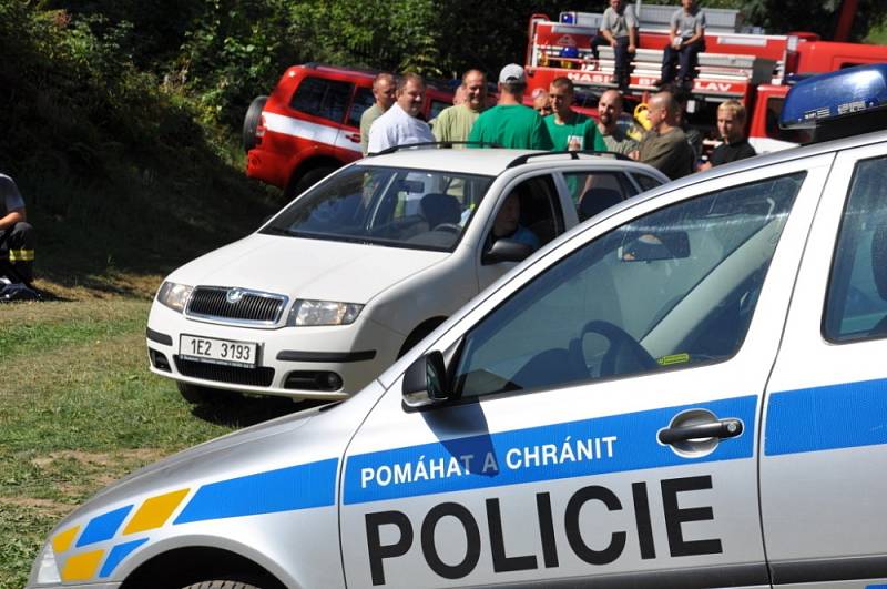 DEN S POLICIÍ A  ARMÁDOU zažili včera  lidé v Budislavi.  Viděli, jak  zasahují policisté  při demonstraci. Vojáci přivezli svoji techniku. Profesionální hasiči předvedli zásah u dopravní nehody a vyproštění zraněného člověka.  