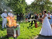 Úkoly pro novomanžele.  Veronika a  Ivo  Tomanovi museli cestou ze svatebního obřadu na hostinu  ještě hasit hořící  domek.  Jinak to nešlo, přes cestu byla totiž natažená hadice.     