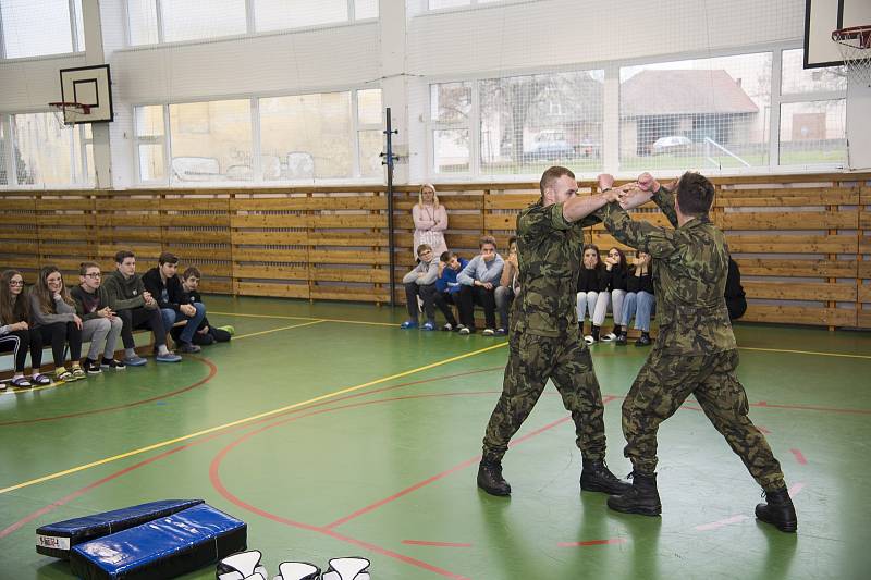 Příprava občanů k obraně státu na základní škole v Jevíčku