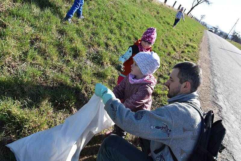 Dobrovolníci sbírali odpadky podél silnice z Litomyšle na Suchou.