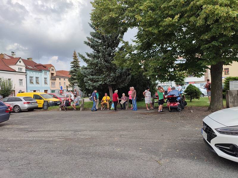 Na Andreje Babiše čekalo v Jevíčku několik desítek lidí.