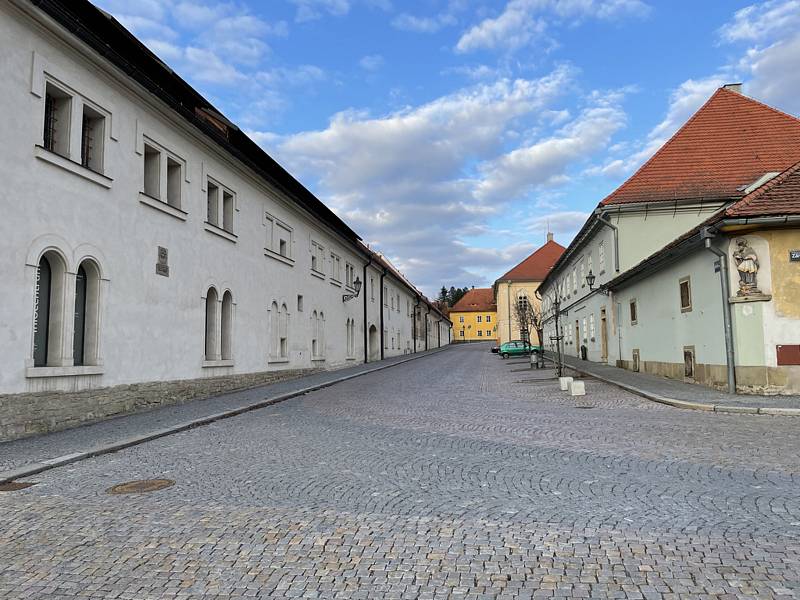 Jindy plná podloubí a ulice Litomyšle zejí o víkendech v Litomyšli prázdnotou. Stejně tak Klášterní zahrady. Podívejte se na "vylidněné" město.