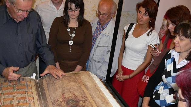 V Jevíčku vystavují maketu Codexu Gigas.