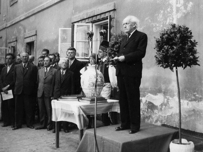 Hlavní řečník při slavnostním otevření Smetanova rodného bytu 5. června 1949.