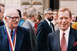 Václav Havel jako prezident uspořádal v roce 1994 setkání sedmi evropských prezidentů v Litomyšli. Tehdy je vítal starosta Miroslav Brýdl. 